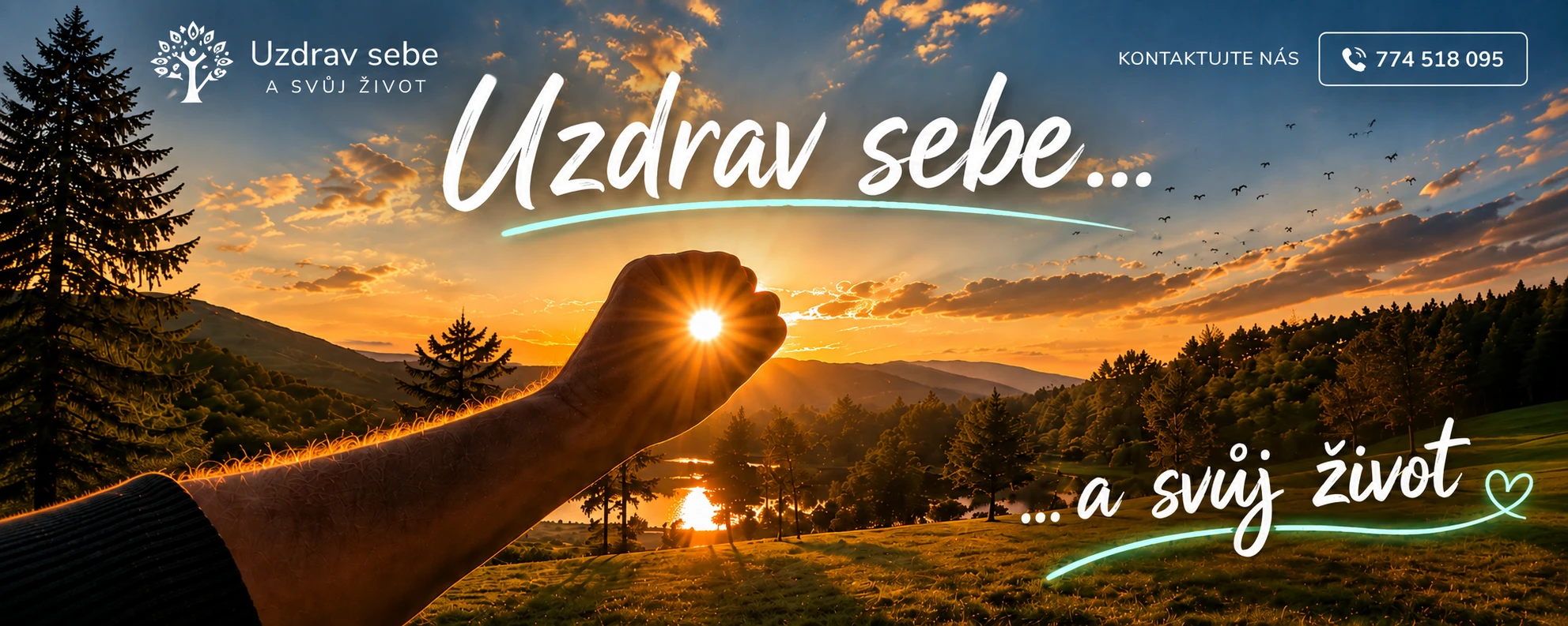 Uzdrav sebe… a svůj život – ruka držící slunce při západu nad jezerem a lesy
